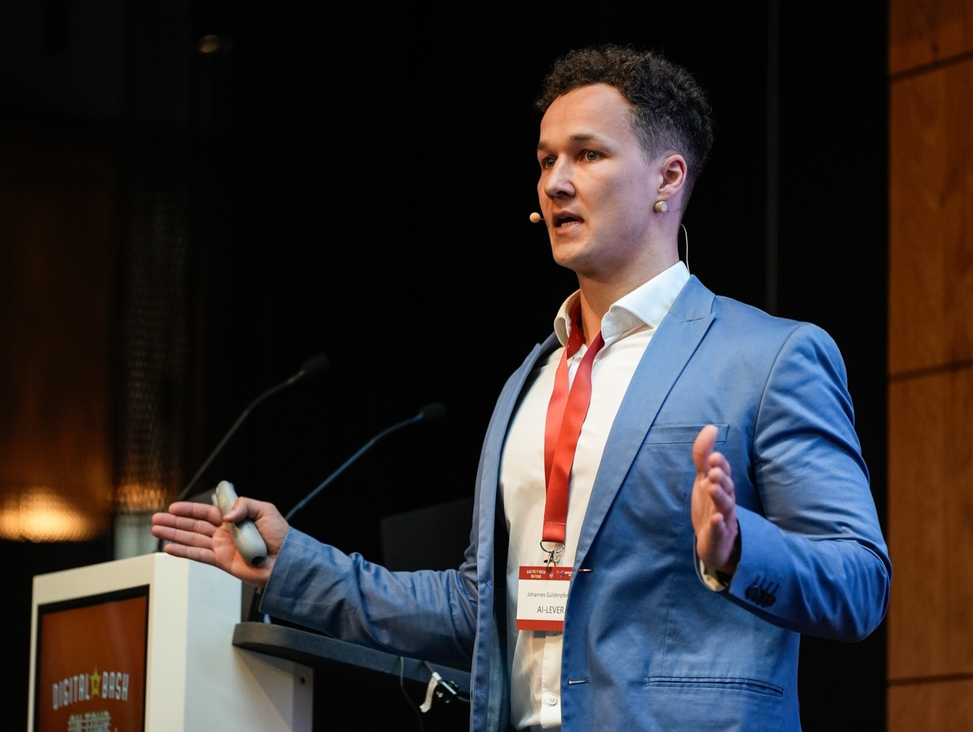 Johannes Güldenpfennig, Gründer und Geschäftsführer von AI-LEVER, bei einem Vortrag auf dem Digital Bash